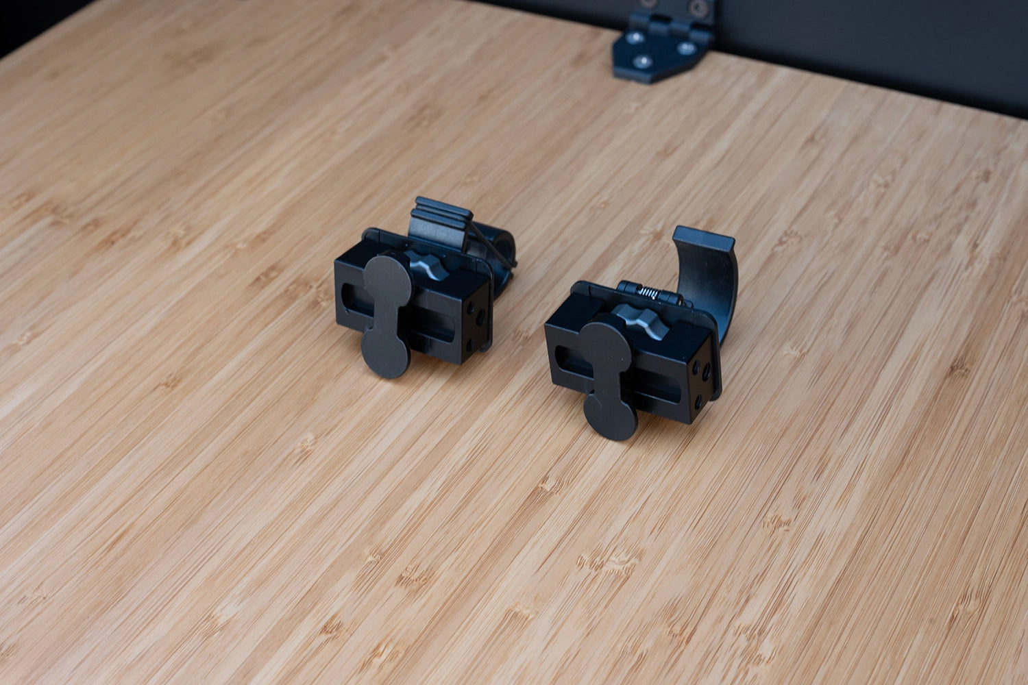 universal L track rod mount